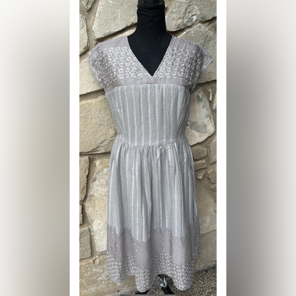 De Collection‎ Dress Medium Beige Floral Lace Fit & Flare V Neck Cap Sleeves